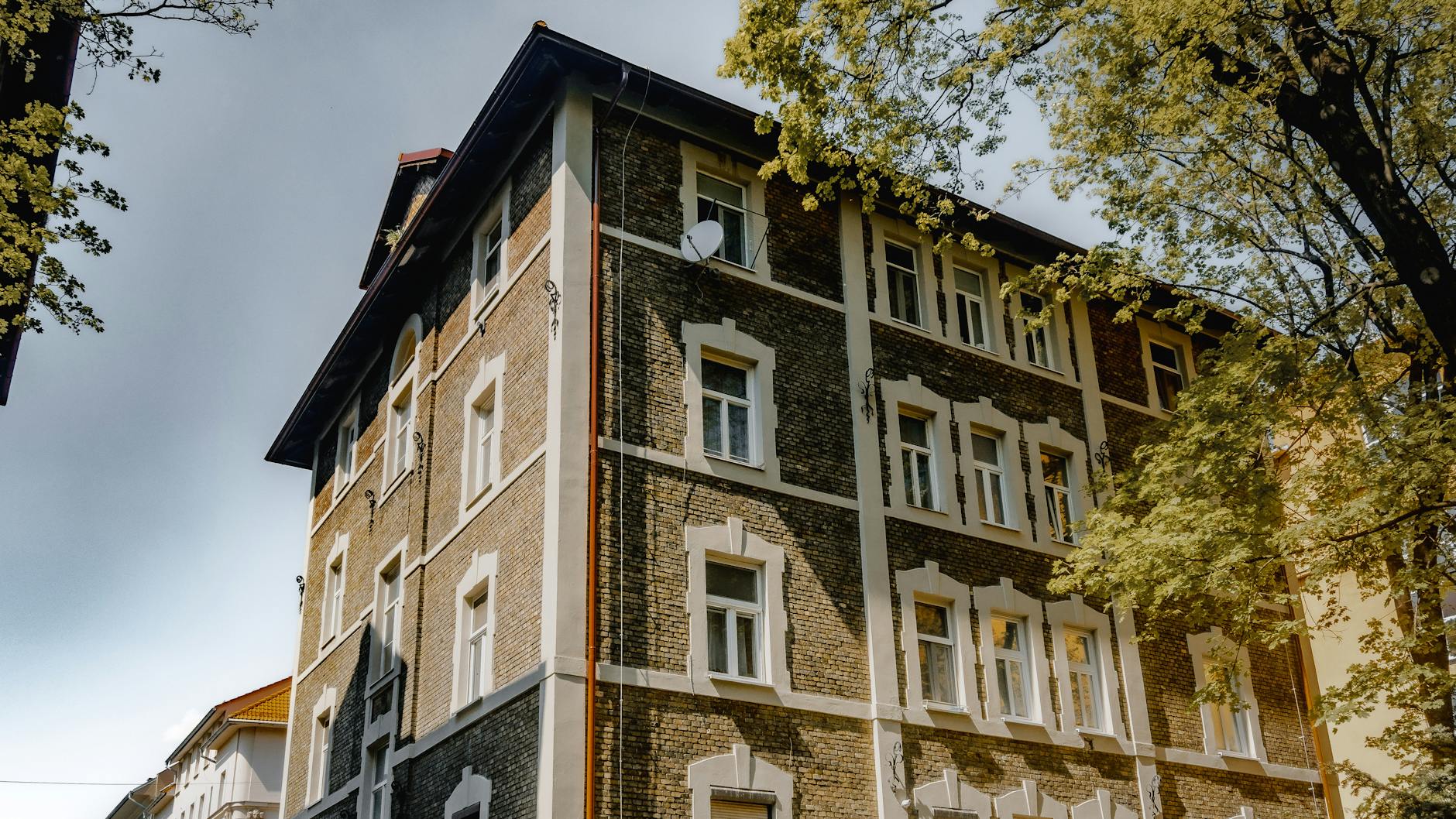 Tłumy ludzi na targach pracy w Gubinie, szukający ofert z wysokim wynagrodzeniem