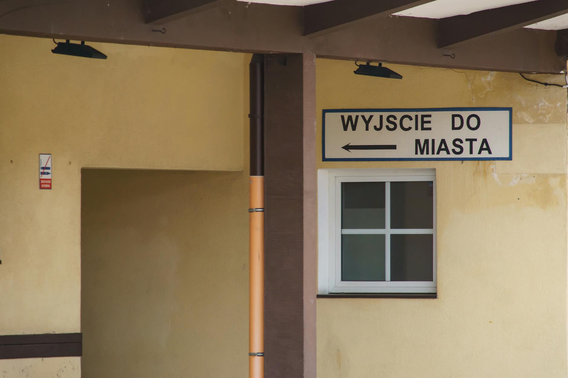 Ilustracja przedstawiająca stetoskop na tle grafiki symbolizującej serce, nawiązująca do tematu kolejek do kardiologa w Gubinie.