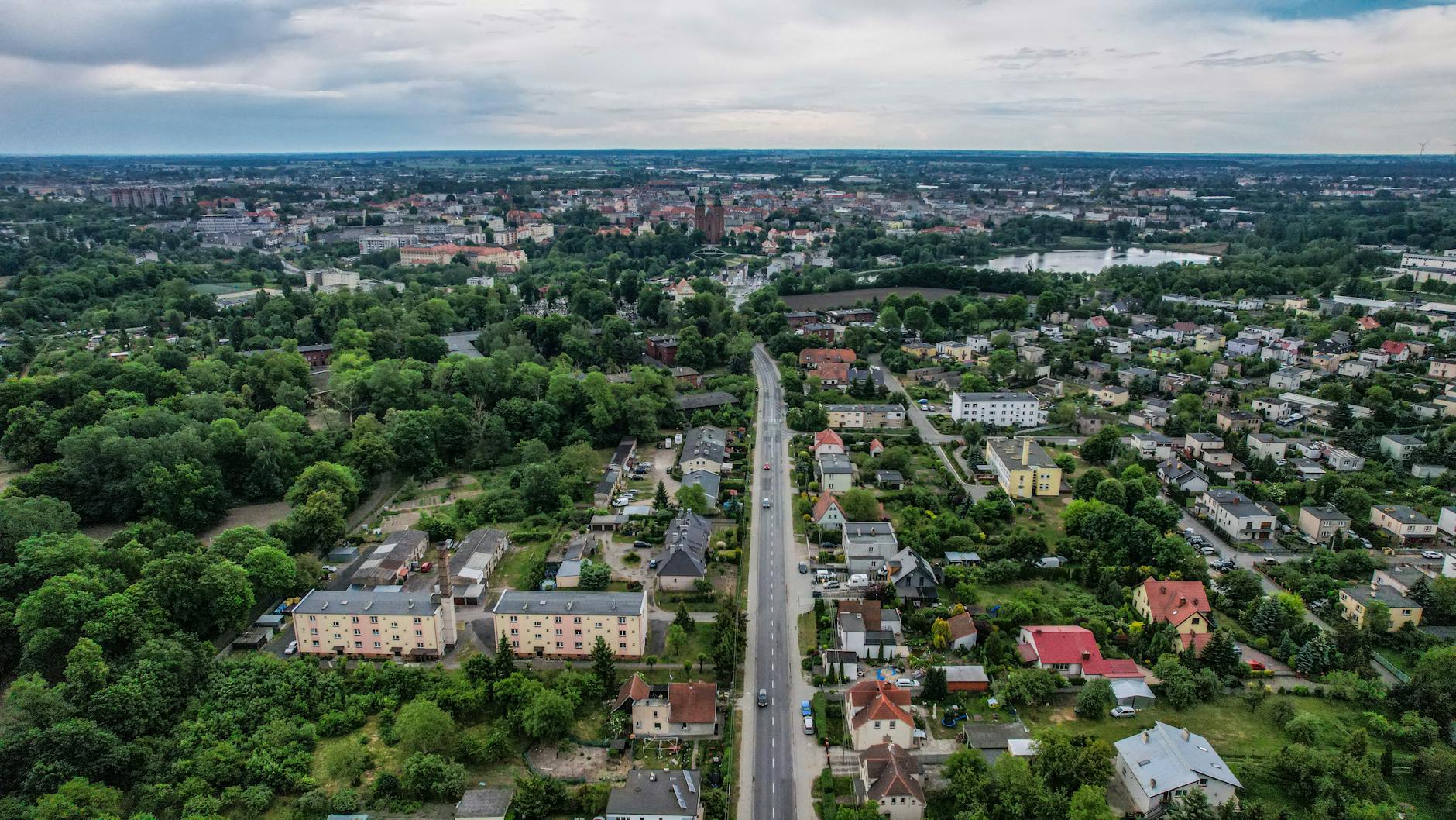 Tłumy ludzi na targach pracy w Gubinie, poszukujący ofert pracy z wysokim wynagrodzeniem