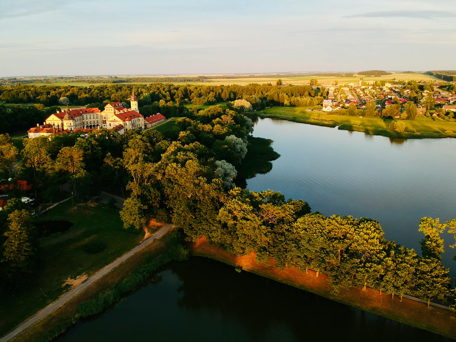 Widok na rzekę Nysę Łużycką w Gubinie, symbolizującą granicę i potencjalne miejsce wielu legend.