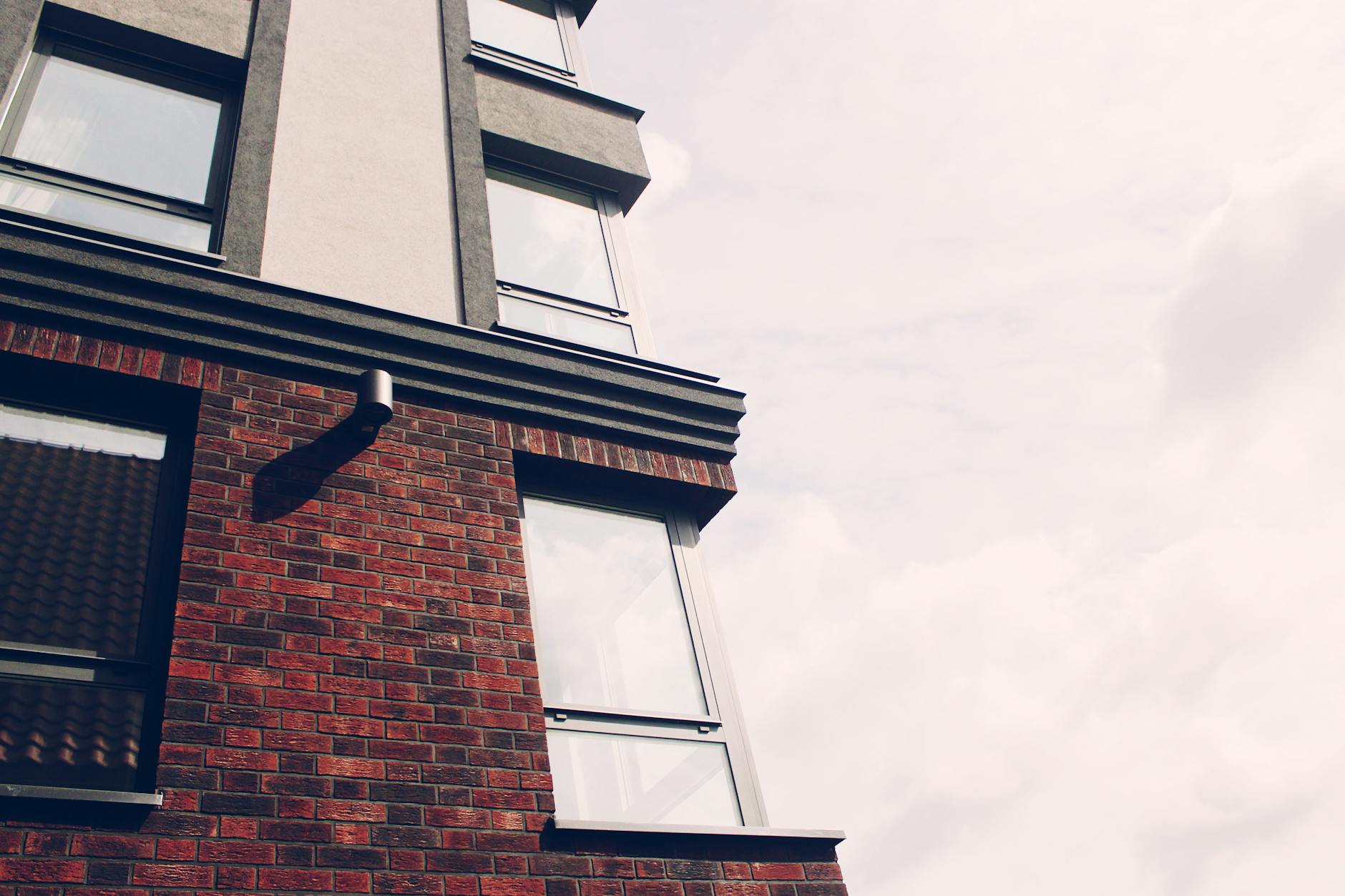 Nowoczesne okna OKNOPLAST w architekturze Gubin, widok fasady budynku