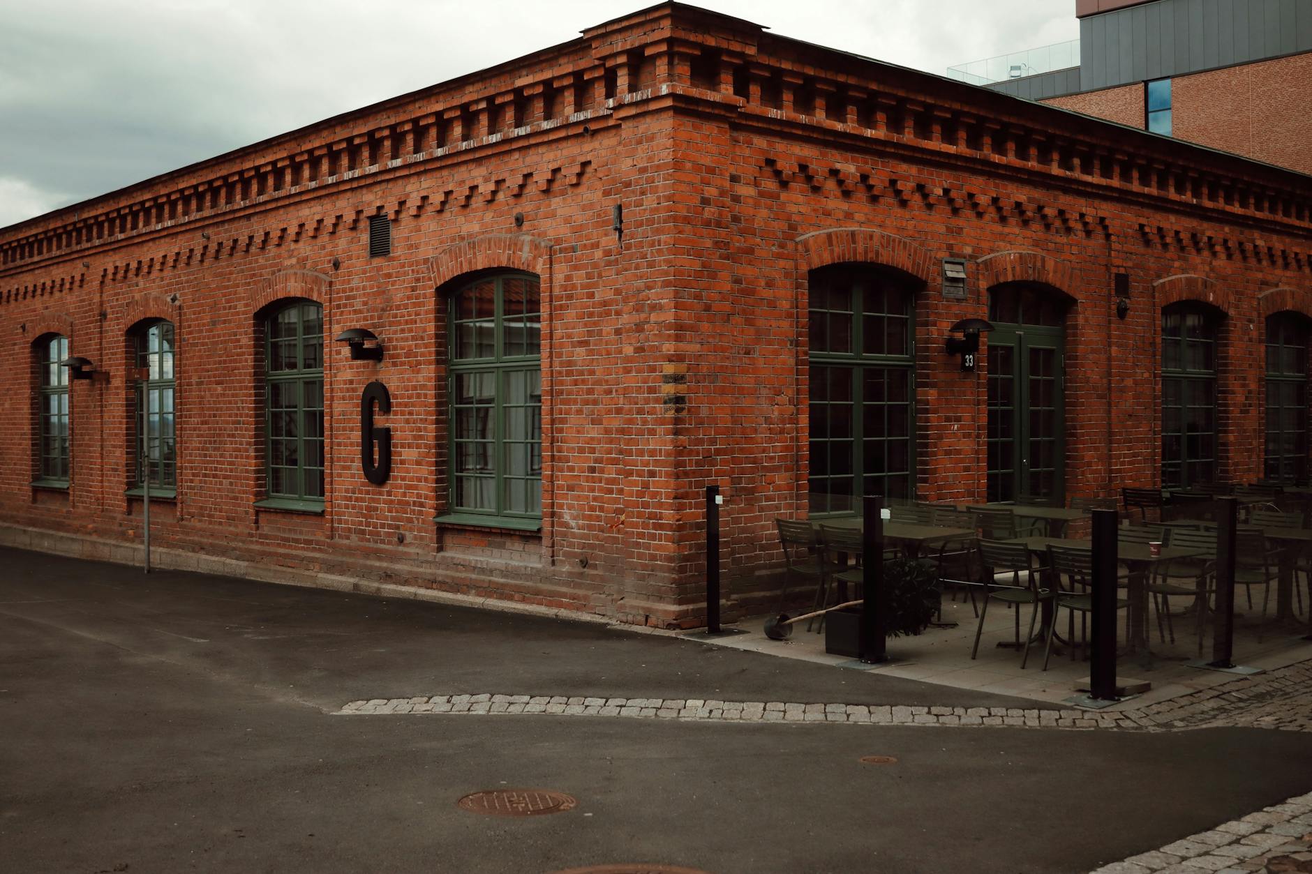 Widok na rzekę Nysę Łużycką z widoczną panoramą miasta Gubin.